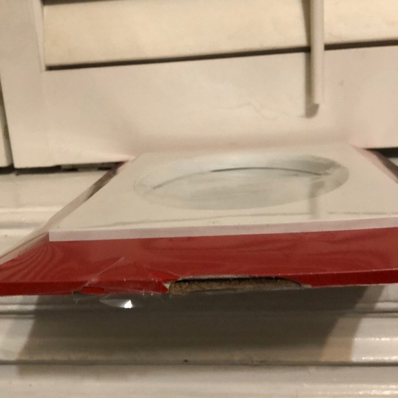 Four red and white frames, perfect for Valentines - Picture 4 of 4